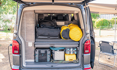 Gepäck und Campingzubehör im offenen Heck eines VW T5 California