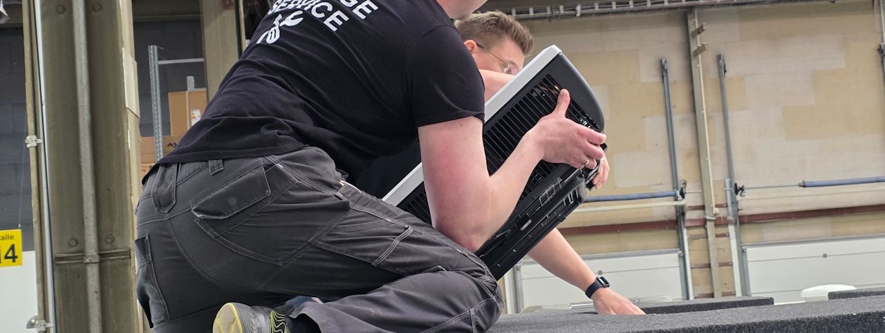 Einbau einer Dometic Dachklimaanlage im Wohnmobil durch Fachmonteure von Camping Wagner
