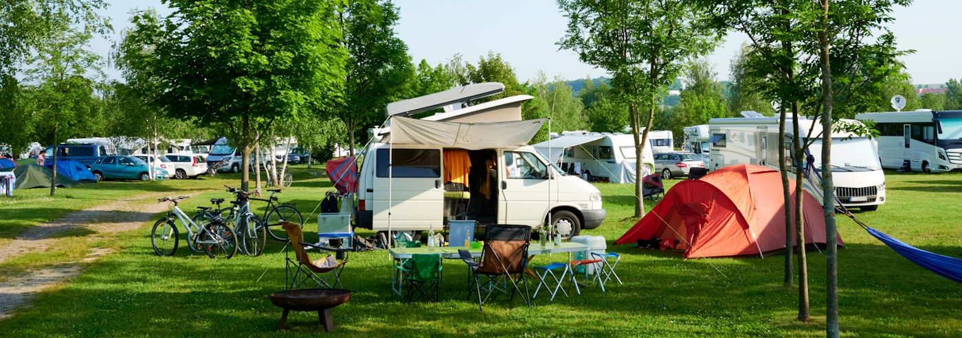 Campingplatz mit Wohnmobil, Zelt und Stellplätzen